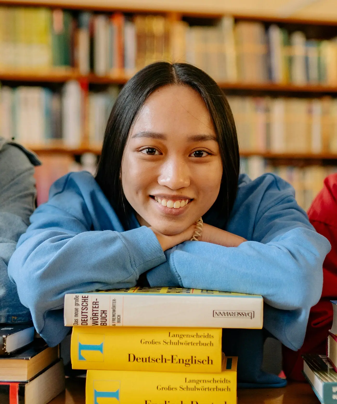 Estudiante de Asistente Integral a la Primera Infancia con material pedagógico lista para iniciar su formación