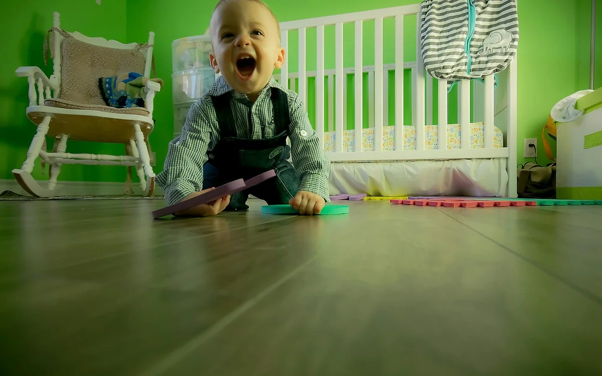 Niña en etapa de desarrollo cognitivo explorando objetos pedagógicos en aula de primera infancia