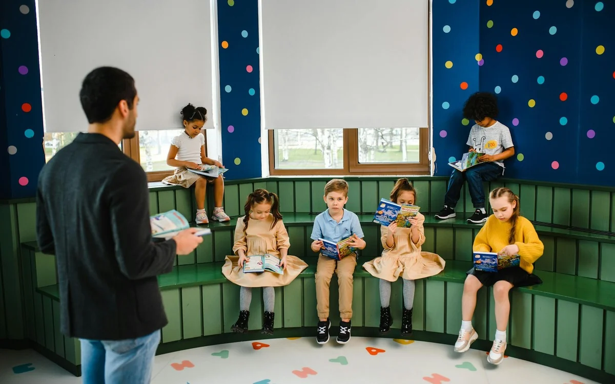 Maestra acompañando a estudiante en práctica supervisada en jardín infantil de Córdoba