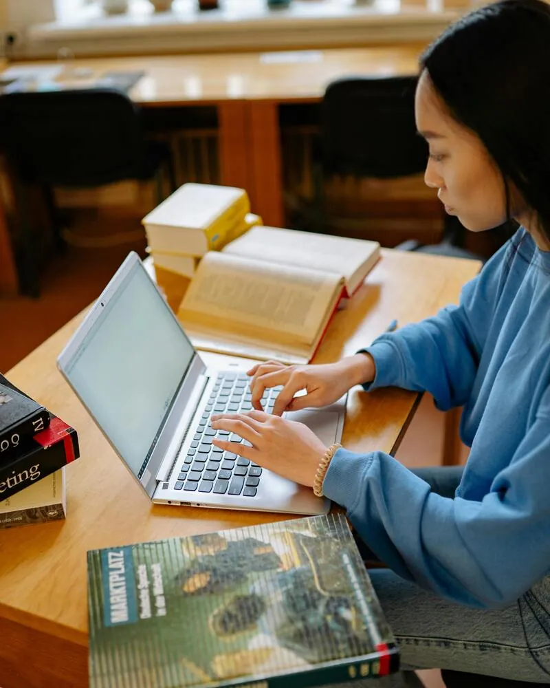 Joven estudiante completando inscripción digital al programa Técnico Laboral Los Libertadores
