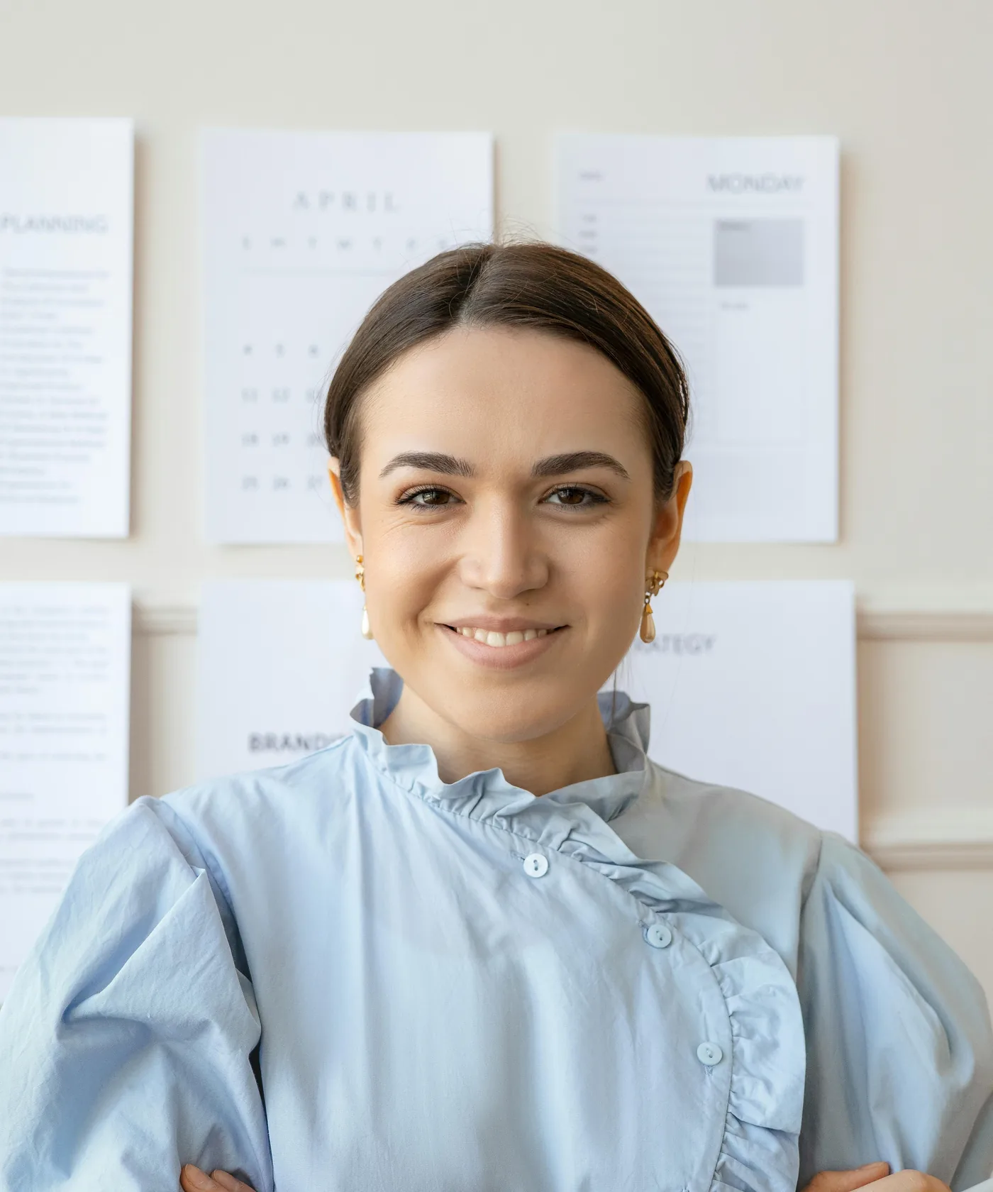 Mujer joven sonriente en oficina moderna, atención personalizada del programa Técnico Laboral en Asistente Administrativo Córdoba Los Libertadores