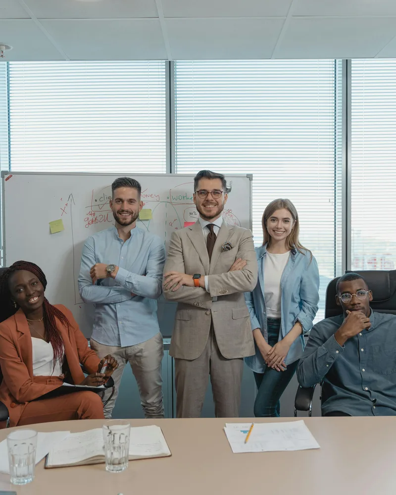 Equipo diverso de colaboradores en oficina moderna, comunidad Libertadora Córdoba