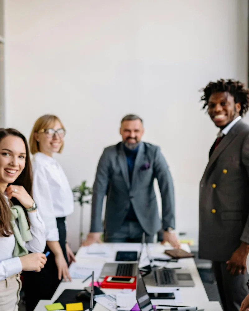 Equipo diverso de profesionales colaborando en oficina, comunidad Libertadora Córdoba
