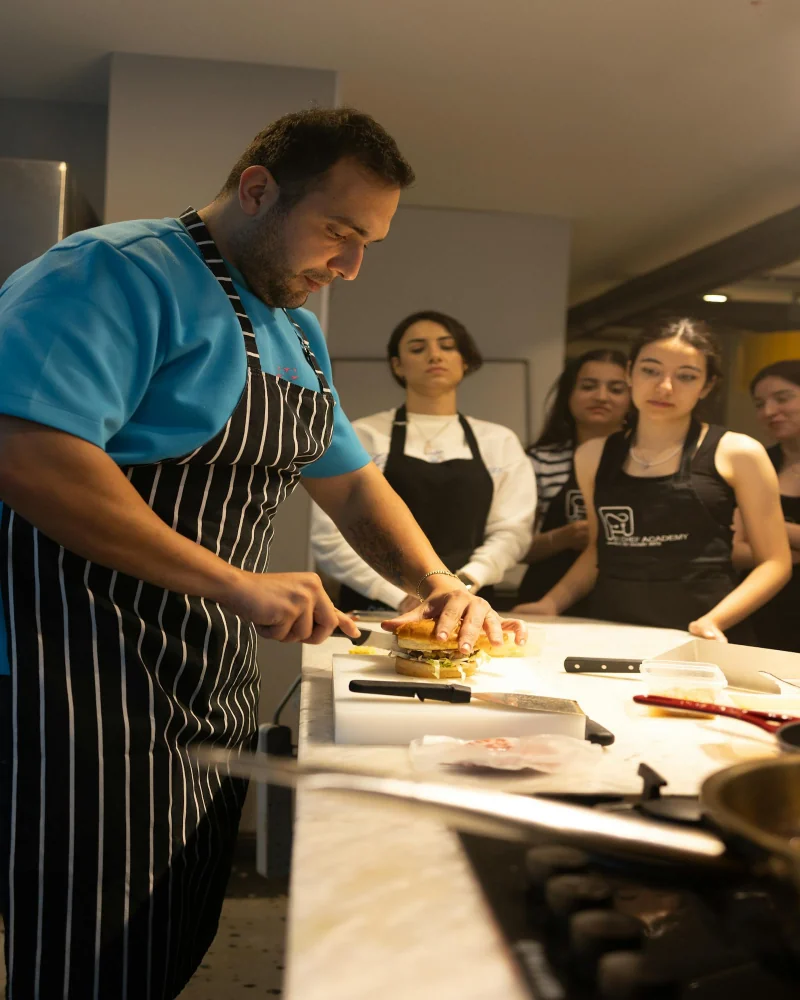 Chef profesional dirigiendo workshop de cocina, formación práctica del programa Técnico Laboral en Cocina Córdoba
