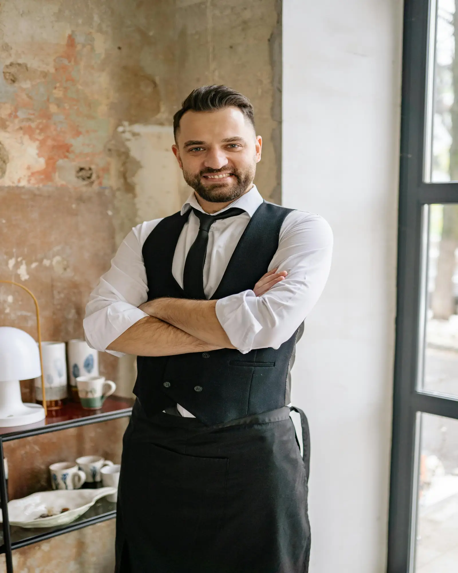 Mesero profesional sirviendo en restaurante elegante Colombia