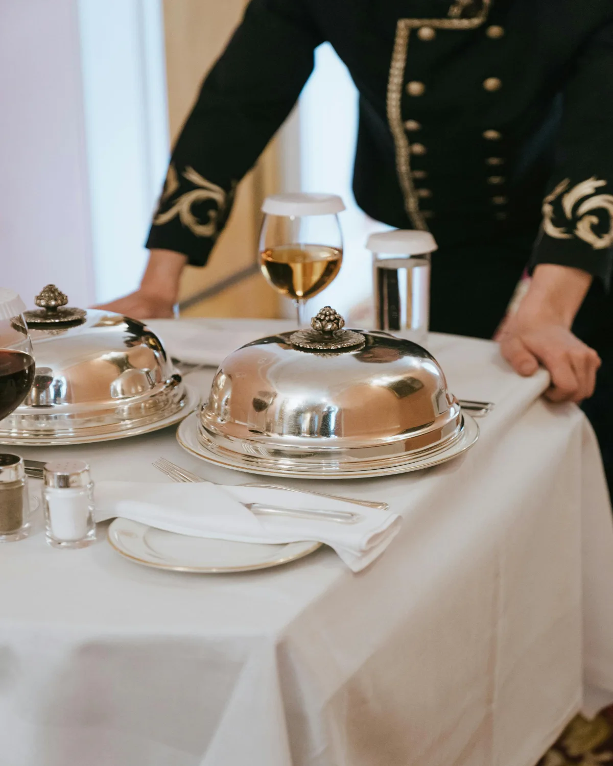 Servicio de mesa formal con protocolo gastronómico