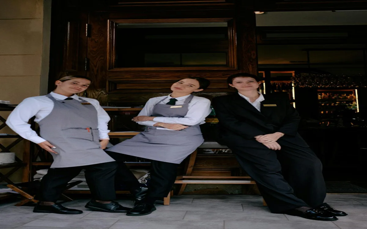 Capitán de meseros coordinando equipo en restaurante