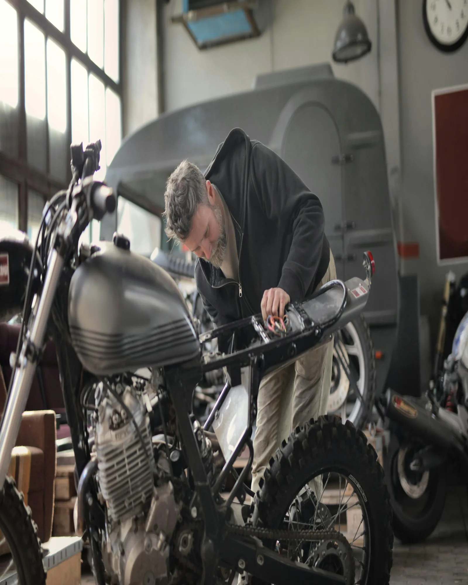 Mecánico de motos trabajando en taller profesional en Córdoba Colombia