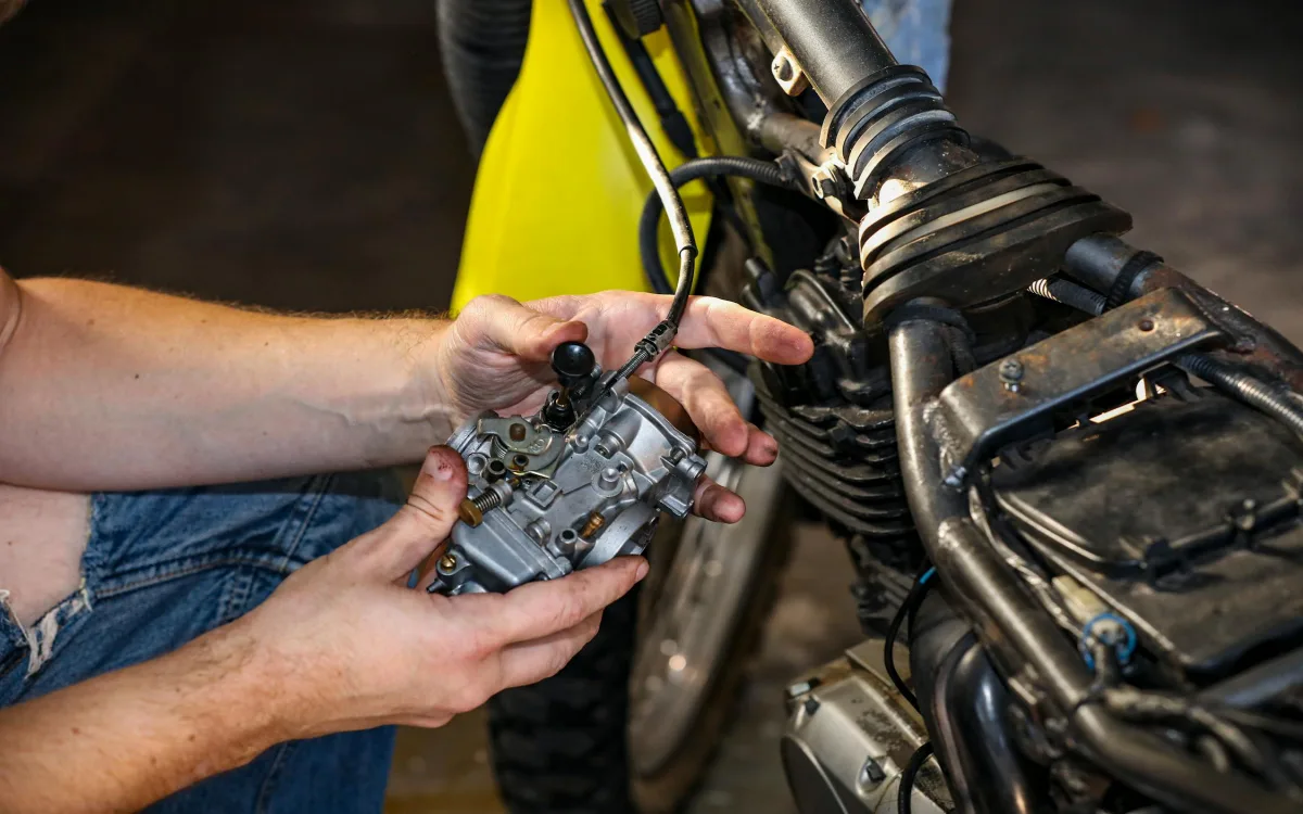 Reparación de sistemas eléctricos de moto con herramientas especializadas