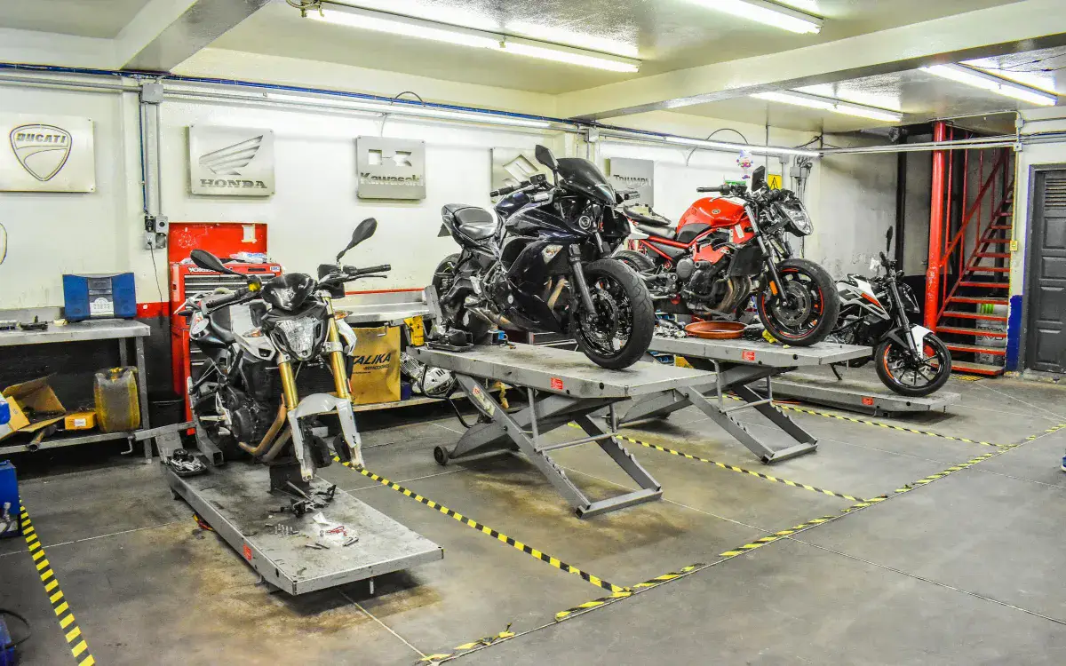 Balanceo y alineación de ruedas de motocicleta