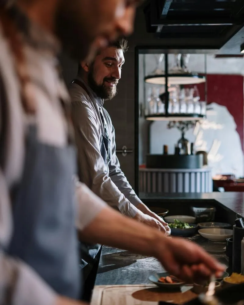 Chefs en formación práctica de cocina, programa Técnico Laboral Reservas y Servicios Hoteleros y Turísticos Córdoba