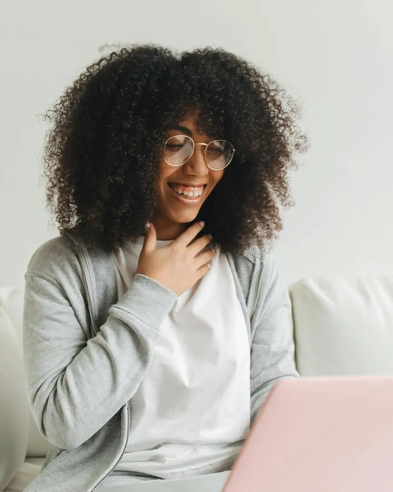 Mujer joven con laptop completando inscripción digital al programa Técnico Laboral Los Libertadores