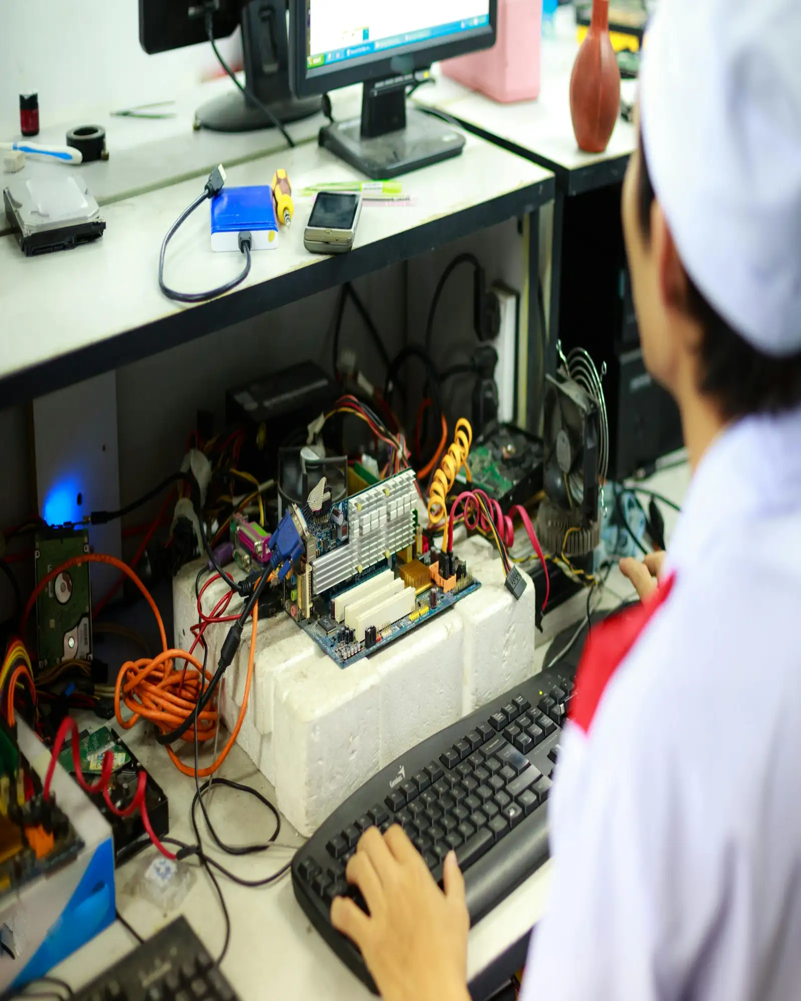 Técnico en sistemas informáticos trabajando con computador en Colombia