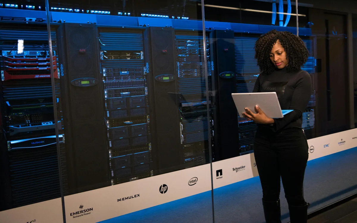 Técnico configurando servidor y sistemas en rack
