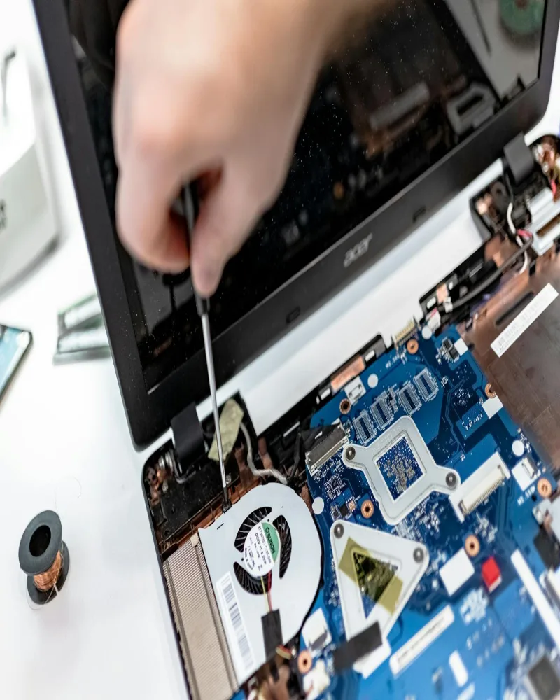 Técnico diagnosticando falla en equipo de cómputo
