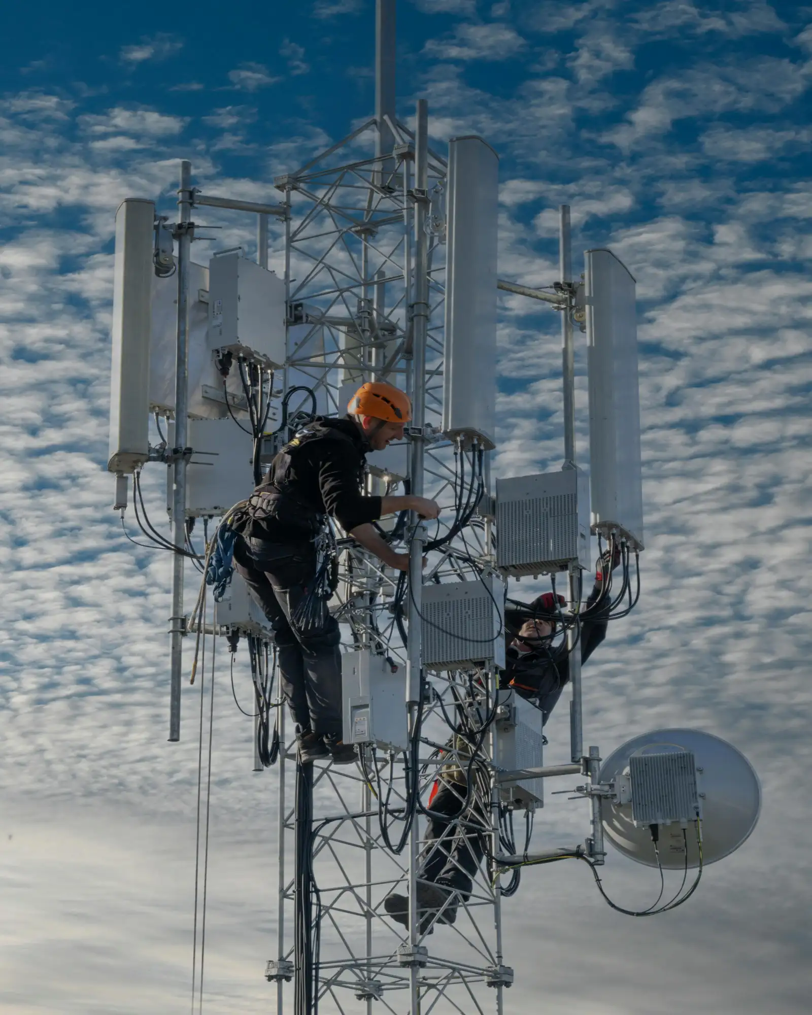 Técnico en telecomunicaciones instalando red de fibra óptica Colombia