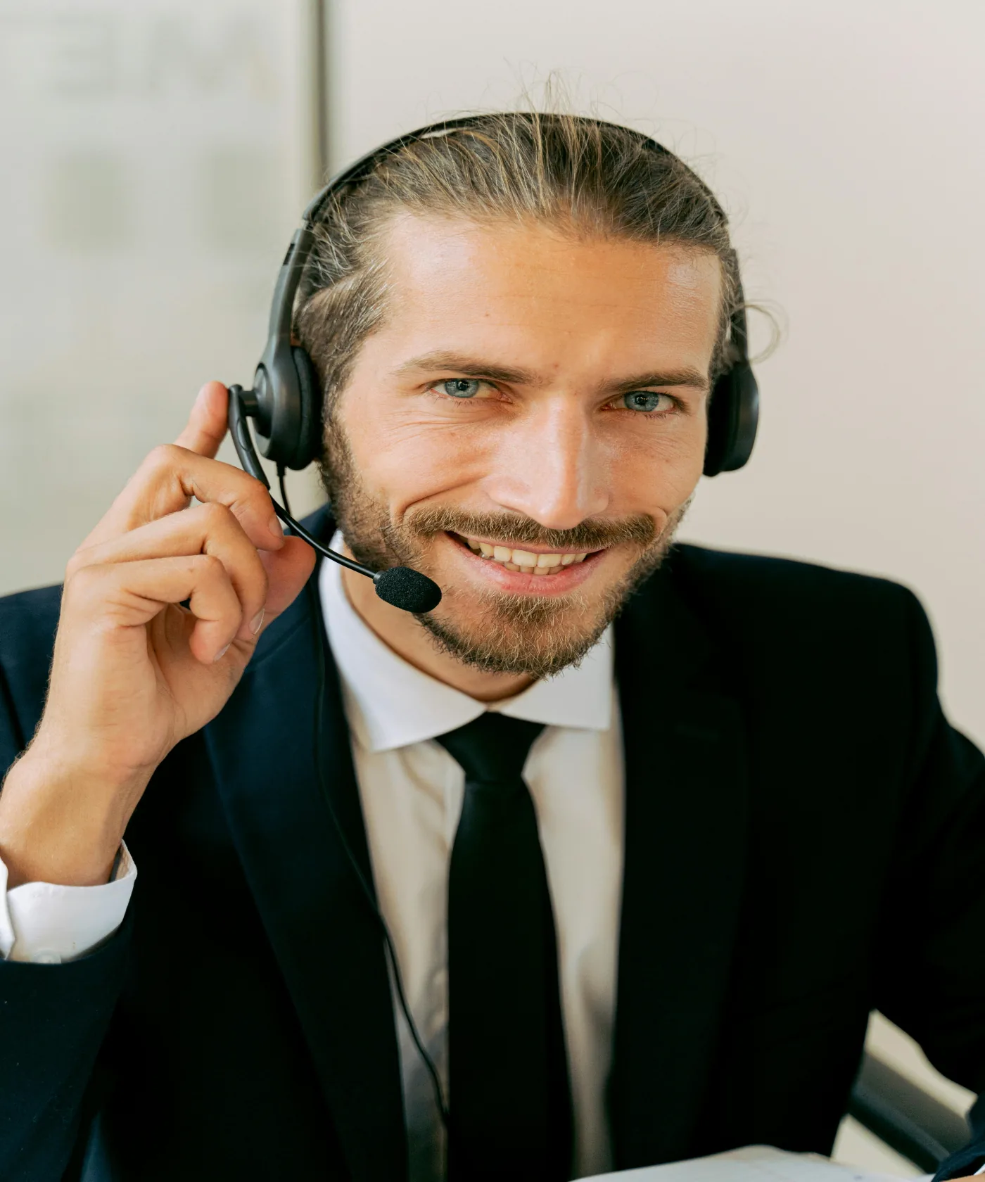 Profesional con headset atendiendo cliente, atención personalizada del programa Técnico Laboral en Auxiliar del Talento Humano Córdoba Los Libertadores