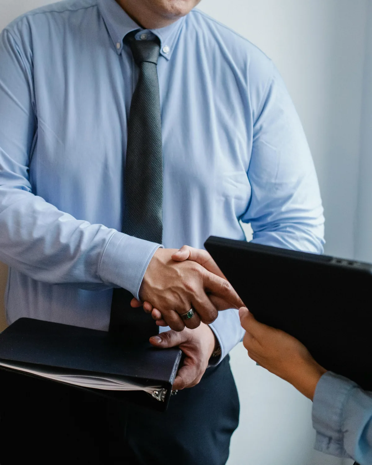 Apretón de manos entre colegas en reunión formal, fundamentos del programa Técnico Laboral en Talento Humano