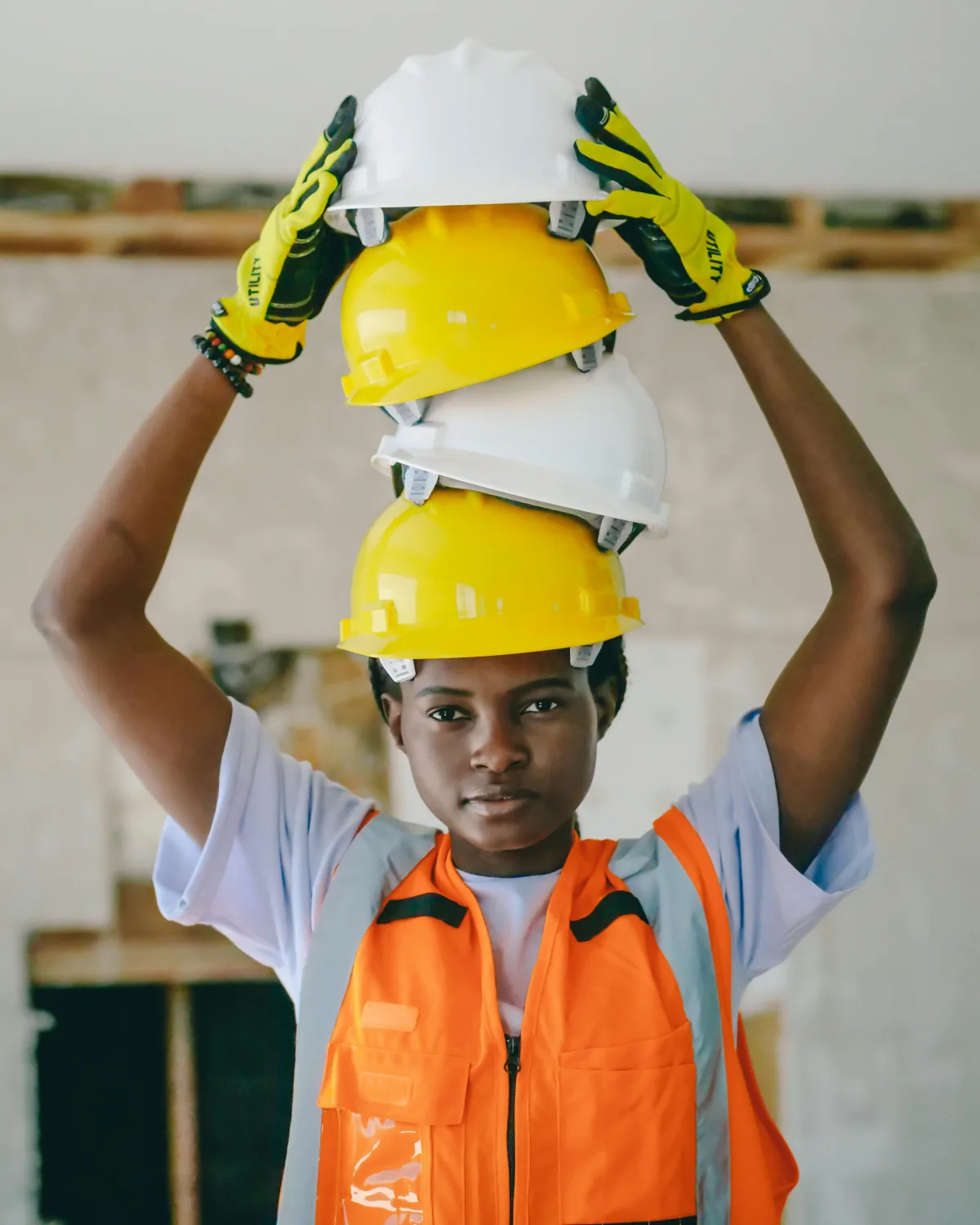 Joven con cascos de seguridad y equipo de protección, formación en Seguridad y Salud en el Trabajo