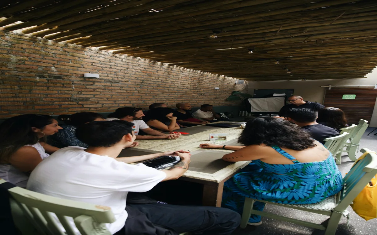 Grupo diverso de adultos en taller educativo, procesos de selección y bienestar del programa Técnico Laboral
