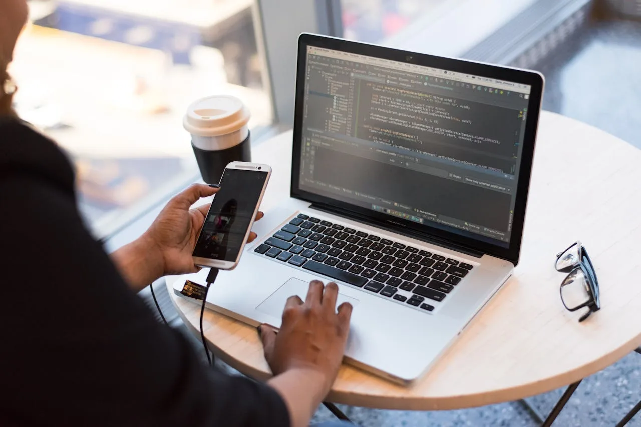 Programador escribiendo código de aplicación en computadora