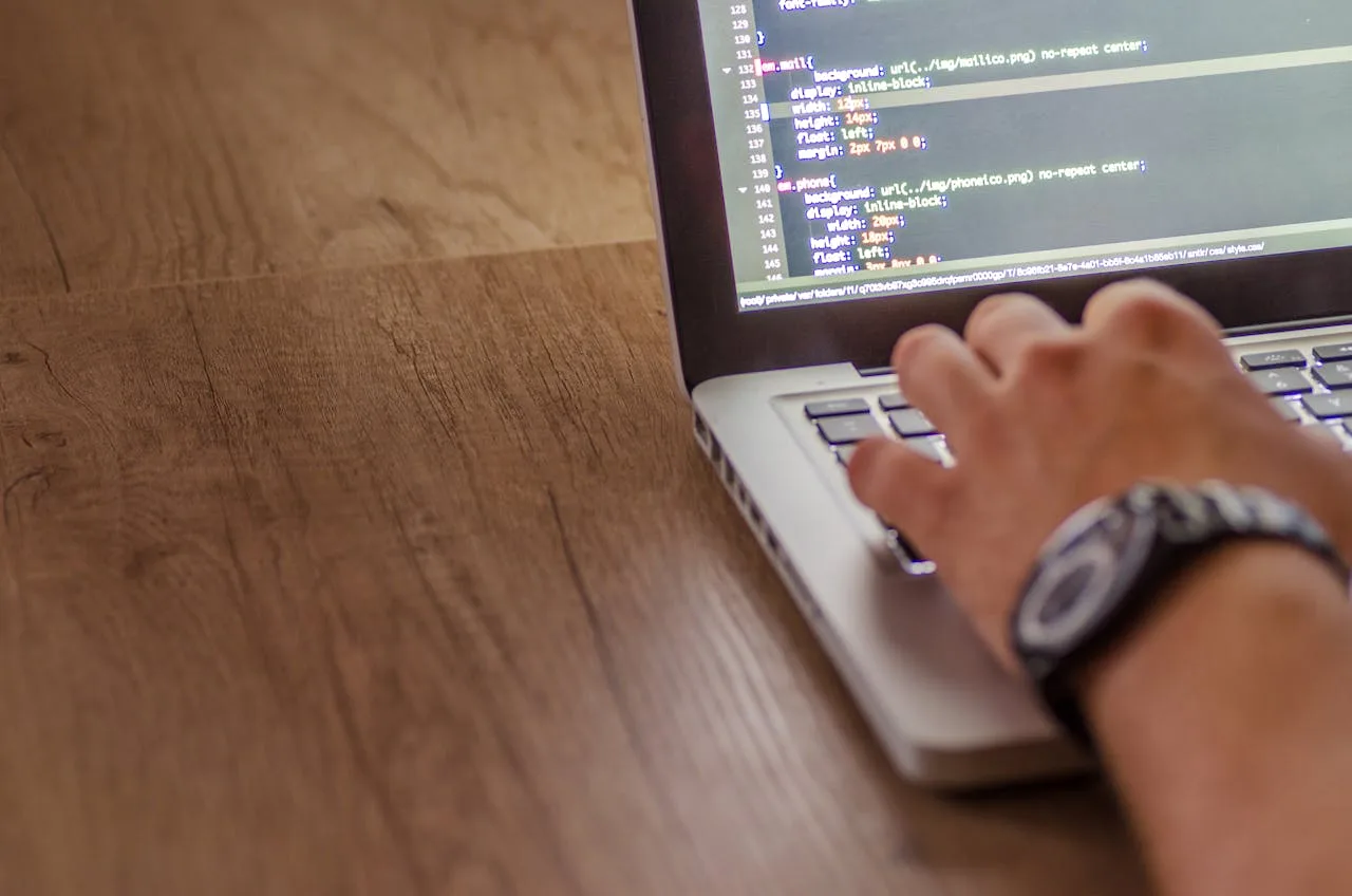 Técnico en soporte de sistemas resolviendo problema de hardware