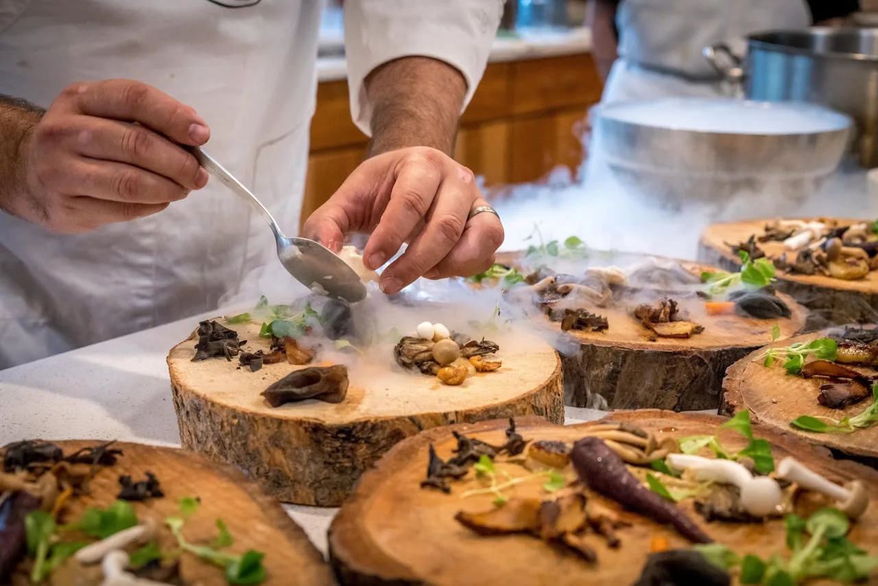 Mesero realizando servicio elegante en restaurante gastronómico