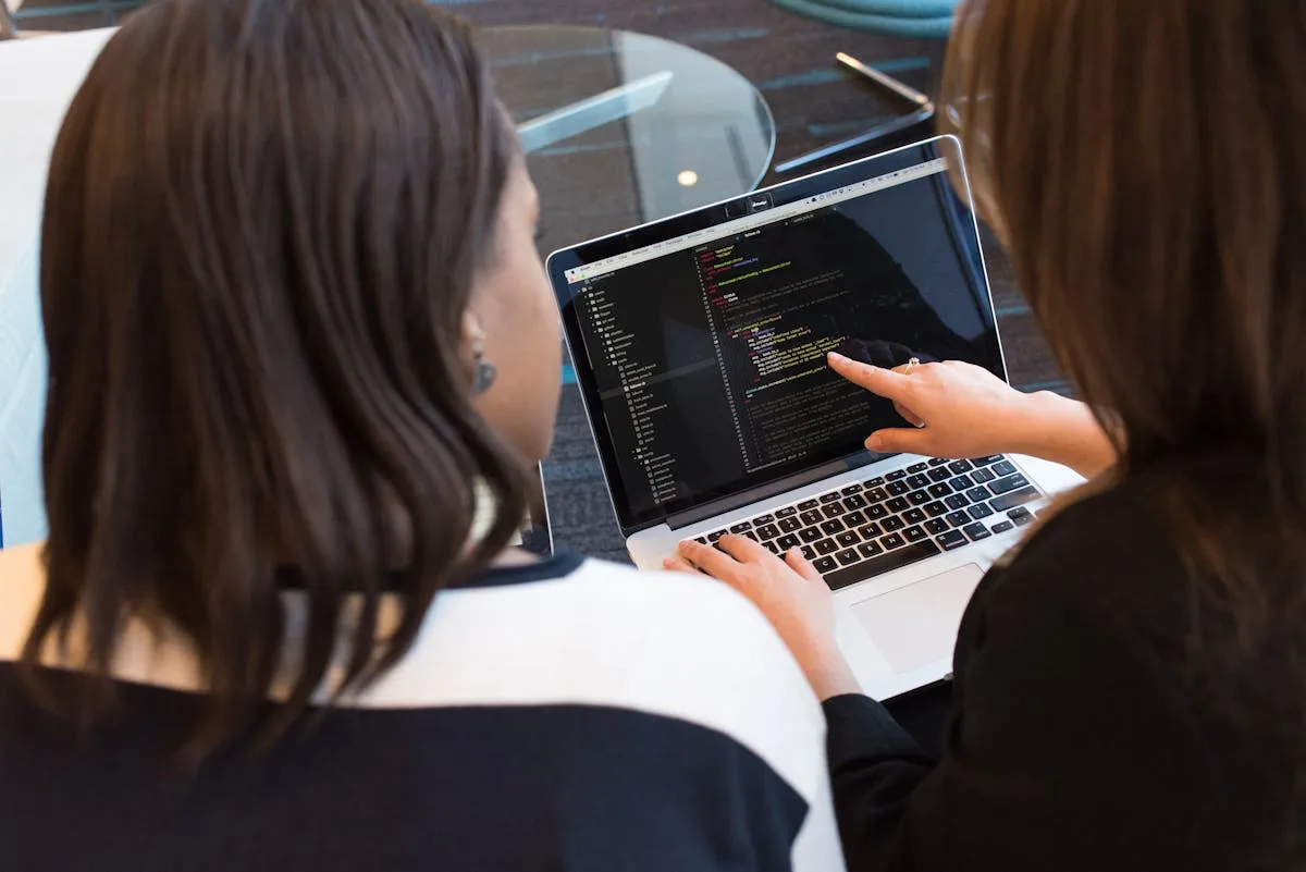 Analista de sistemas diseñando base de datos en computadora