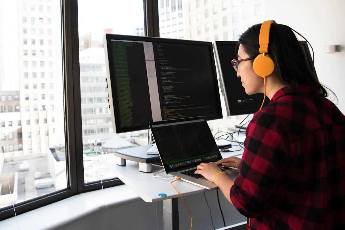 Pantalla con código SQL y tablas de base de datos