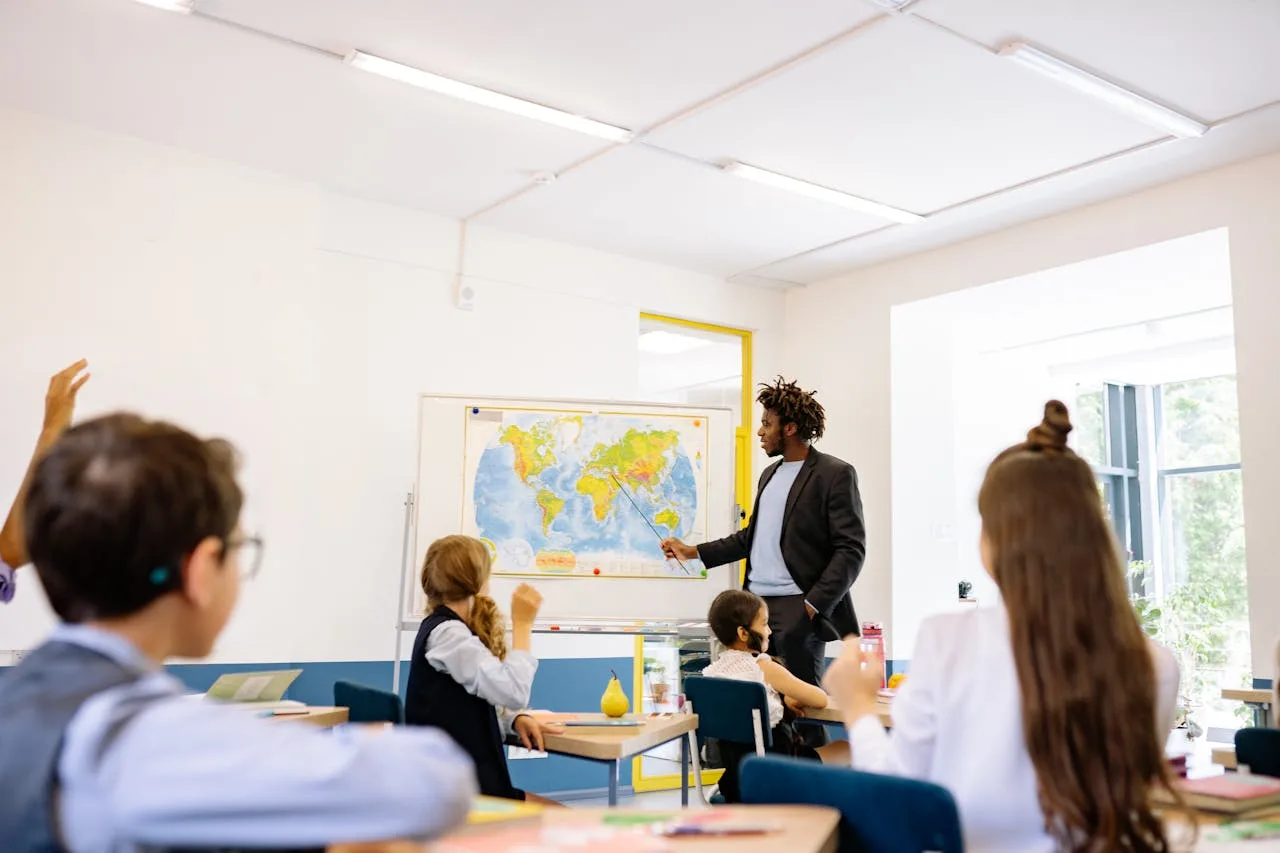 Maestra y auxiliar con niños en actividad pedagógica