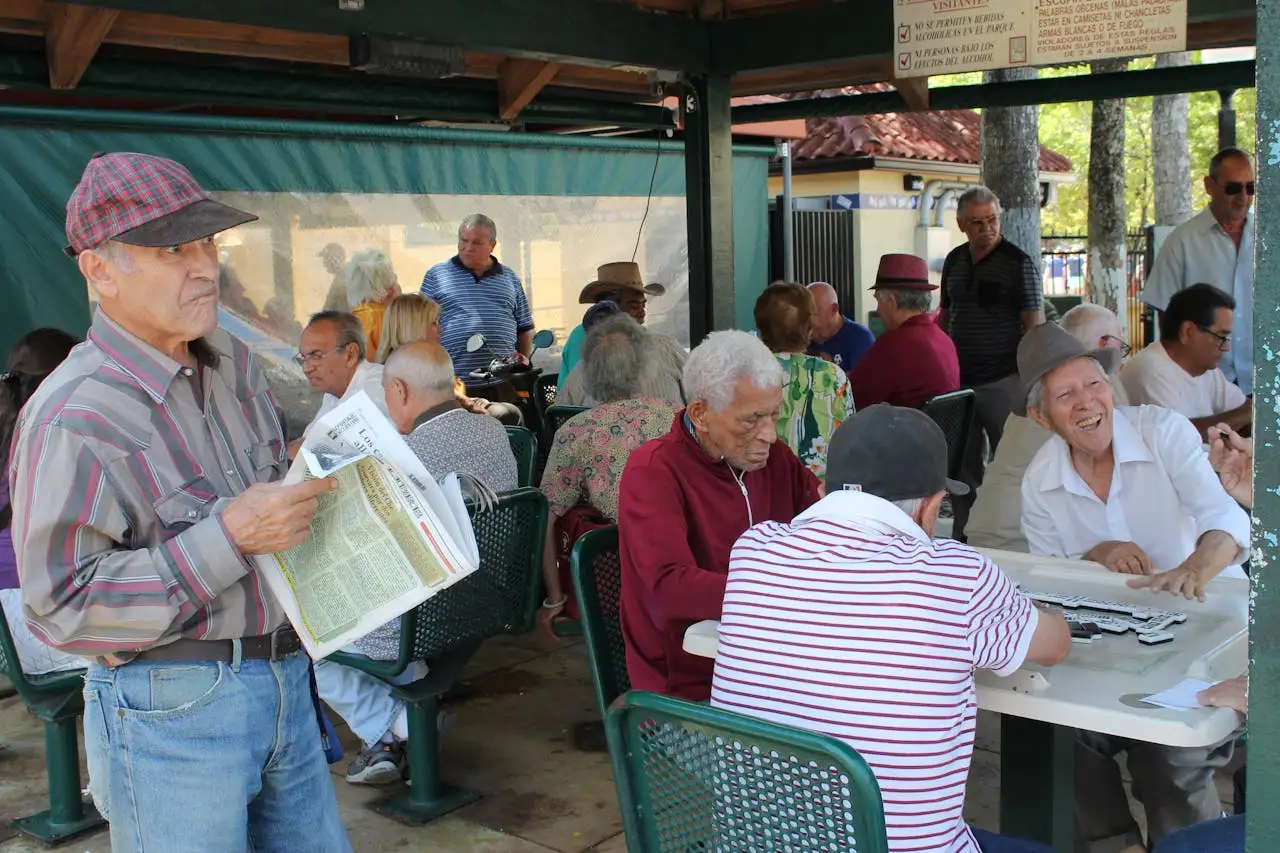 Grupo de adultos mayores en actividad recreativa
