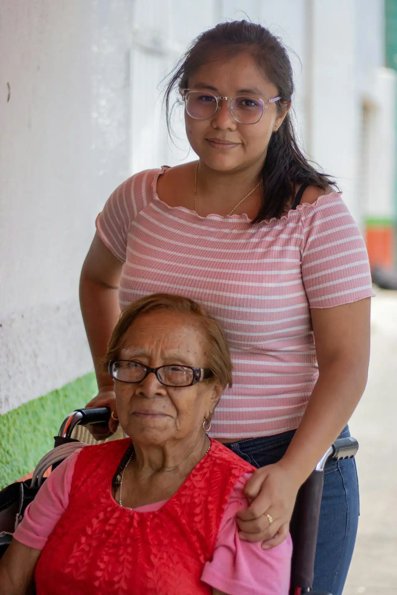 Cuidadora atendiendo adulto mayor en hogar