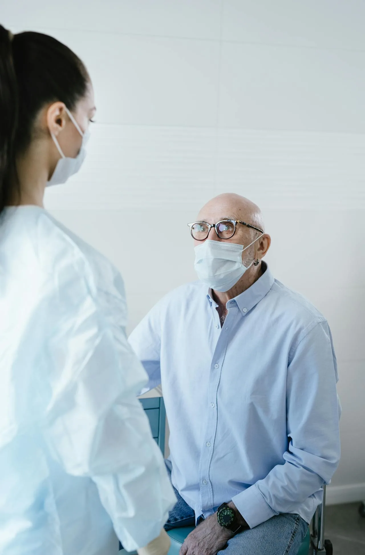 Médico y paciente adulto mayor en consulta