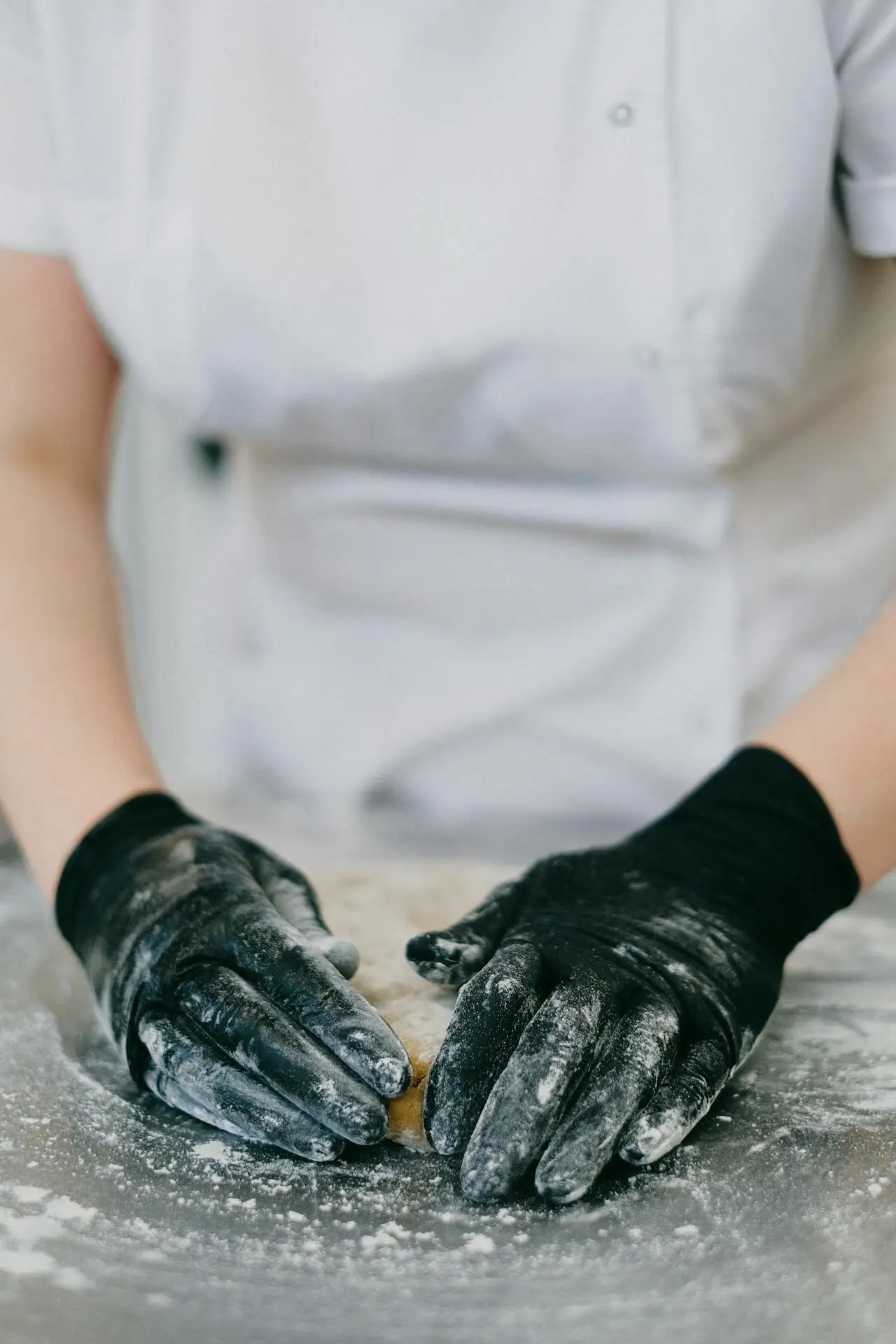 Chef pastelero preparando repostería artesanal