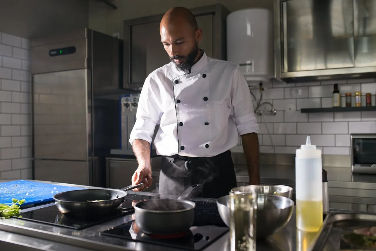 Técnica culinaria con chef profesional en cocina