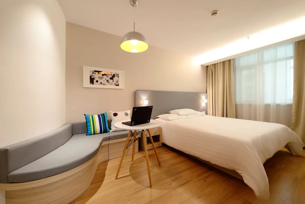 Recepcionista gestionando reservas en sistema hotelero