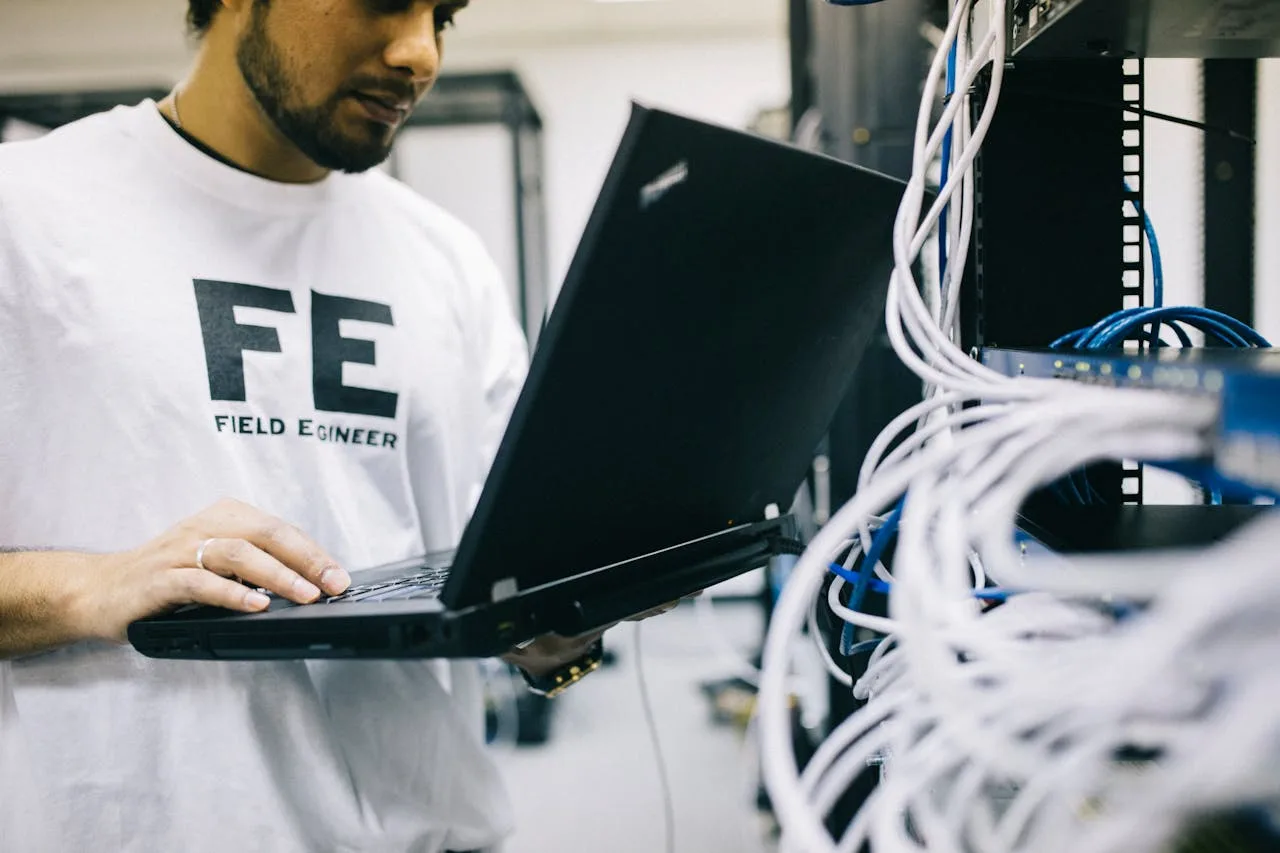 Joven técnico en telecomunicaciones listo para inscribirse